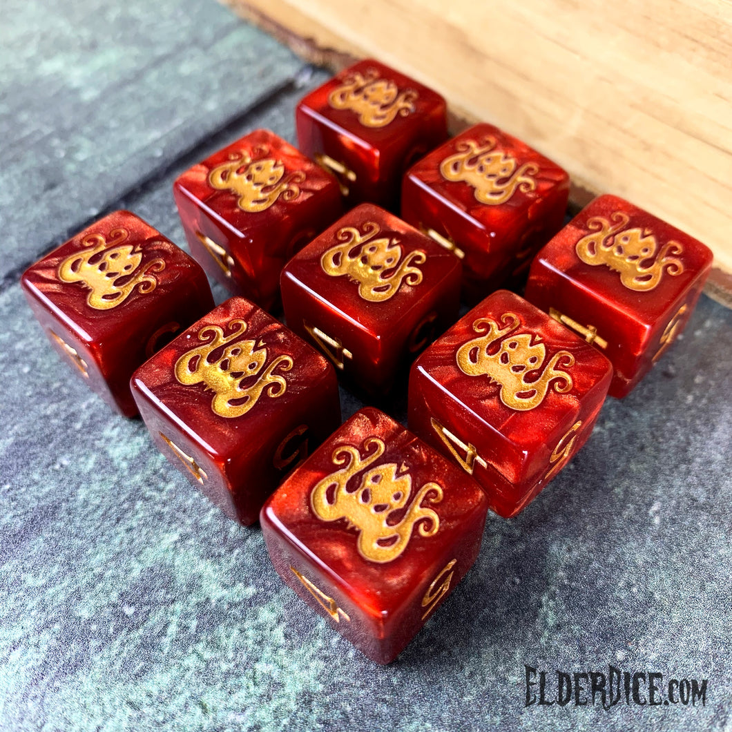 Red Cthulhu d6 set with gold paint